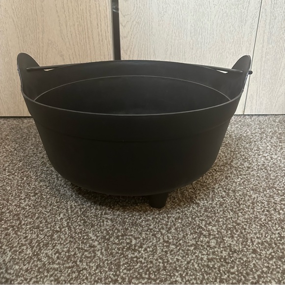 Large Halloween Plastic Black Cauldron - Picture 2 of 11